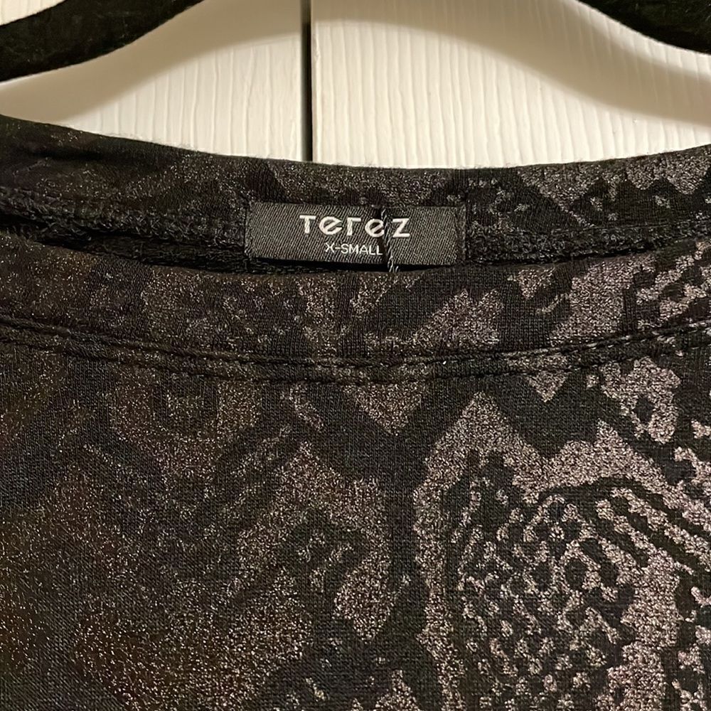 Terez Women’s Snakeskin Print Black Cropped Sweatshirt - Picture 2 of 6